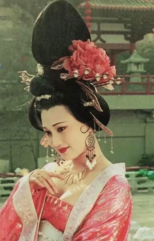 V&igrave; nhan sắc trời ban, Qu&yacute; phi khiến bố chồng để mắt rồi đưa v&agrave;o cung, đam m&ecirc; l&agrave;m đẹp đến mức v&ocirc; sinh v&agrave; c&aacute;i kết thật bi kịch - Ảnh 4.