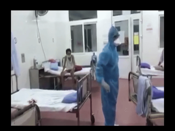 Xúc động: Bác sĩ Bệnh viện C Đà Nẵng hát cổ vũ tinh thần các bệnh nhân trong khu cách ly - Ảnh 2.