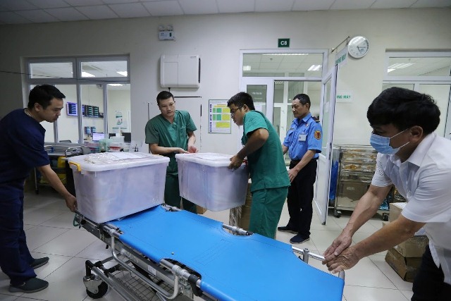 4 y bác sĩ BV Nhiệt đới TW lên đường 'giải cứu' công dân Việt từ Guinea Xích đạo - Ảnh 11. 4 y bác sĩ BV Nhiệt đới TW lên đường 'giải cứu' công dân Việt từ Guinea Xích đạo - Ảnh 11.