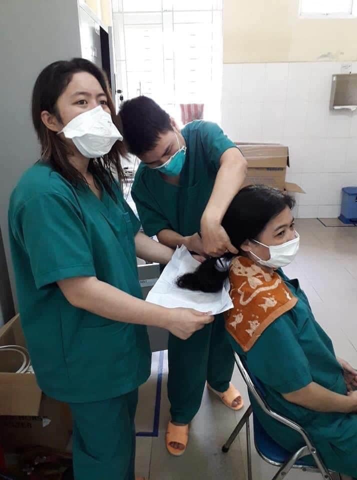 Hình ảnh nữ bác sĩ Đà Nẵng cắt đi mái tóc dài để dễ thao tác