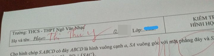 Thấy học trò điền thiếu tên trong bài kiểm tra, giáo viên vội ra tay giúp đỡ nhưng cách viết khiến trò chỉ muốn "độn thổ"