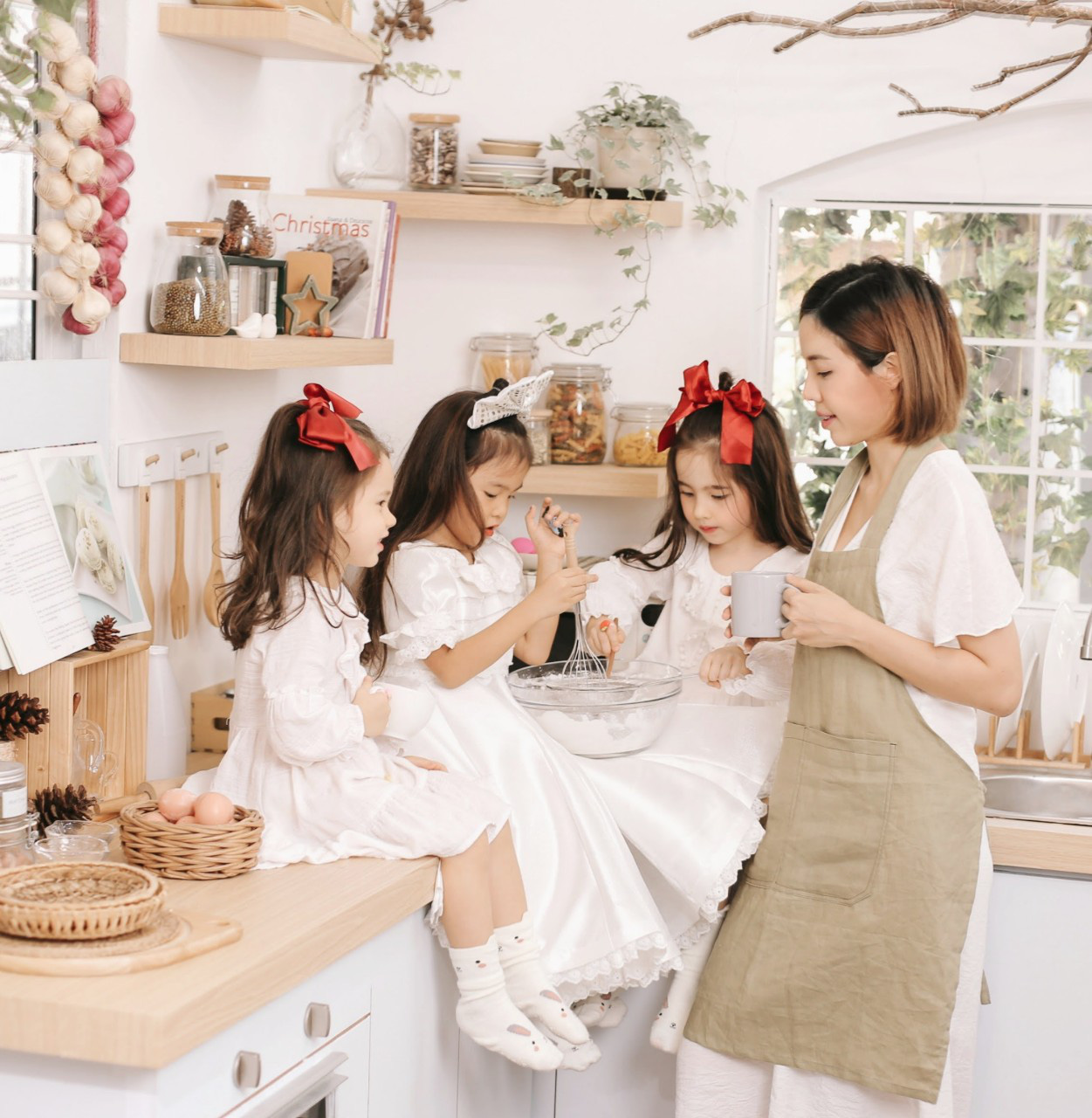 Mẹ 9x g&acirc;y sốt mạng x&atilde; hội với bộ quy tắc dạy 3 c&ocirc; con g&aacute;i lai xinh đẹp h&uacute;t mắt người nh&igrave;n - Ảnh 6.