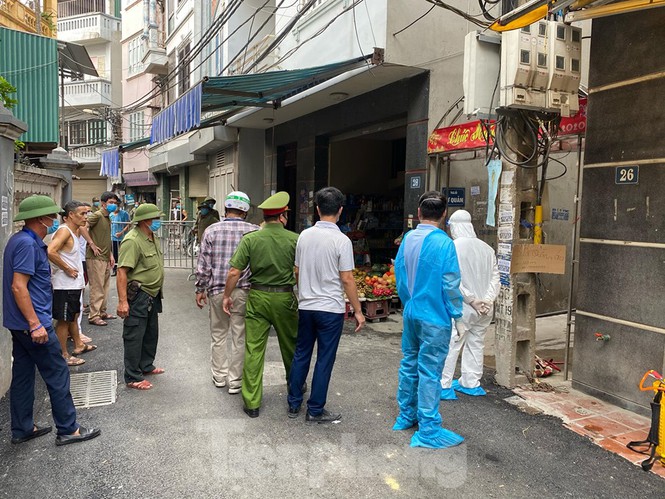 Hà Nội phong tỏa khu dân cư vì có trường hợp nghi nhiễm COVID-19 - Ảnh 1.