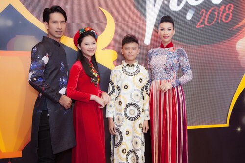 Nhan sắc trẻ trung khó tin ở tuổi 40 của nàng Hoa hậu 3 con - Ảnh 5. Nhan sắc trẻ trung khó tin ở tuổi 40 của nàng Hoa hậu 3 con - Ảnh 5.