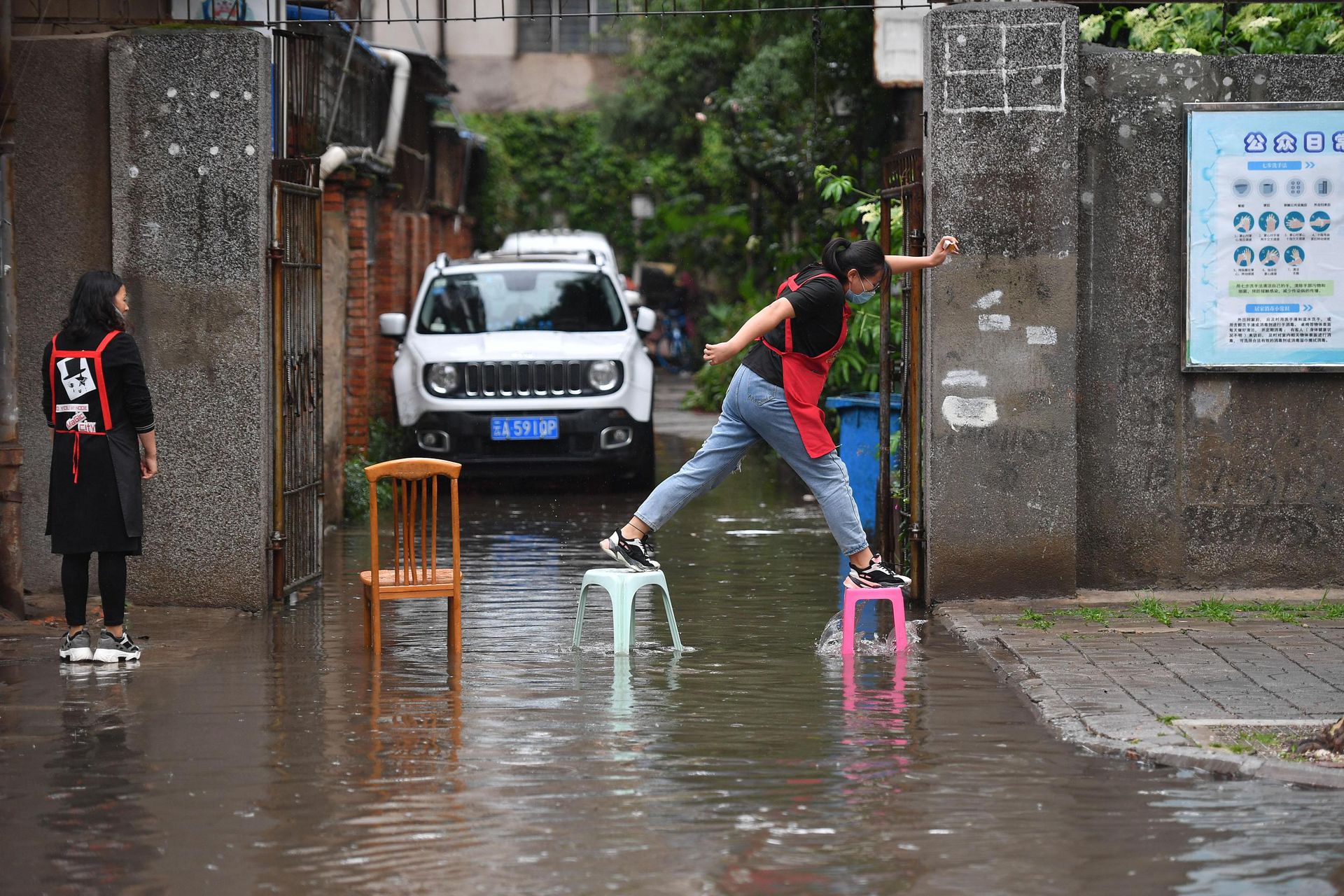 Loạt ảnh đáng sợ về cơn đại hồng thủy ở miền nam Trung Quốc gây ra bởi những cơn mưa dai dẳng kéo dài hơn 30 ngày - Ảnh 9.