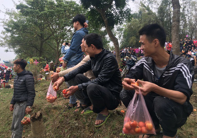 Kỳ lạ phiên chợ 'choảng nhau' bằng cà chua để cầu may - Ảnh 5.