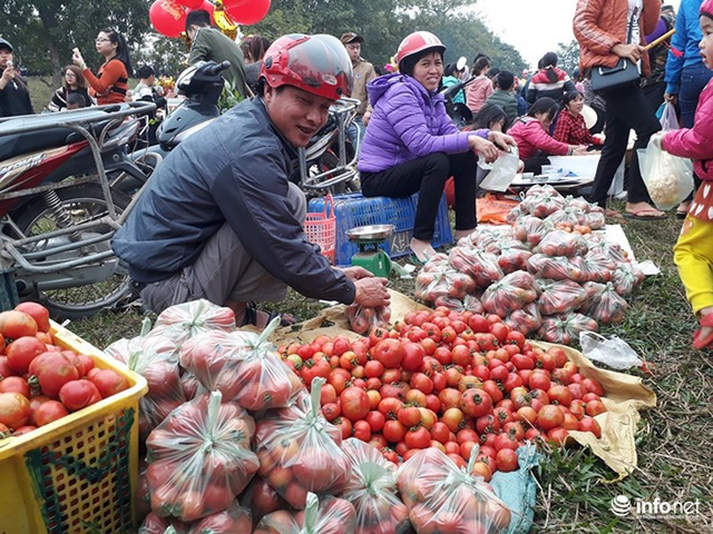 Kỳ lạ phiên chợ 'choảng nhau' bằng cà chua để cầu may - Ảnh 2.