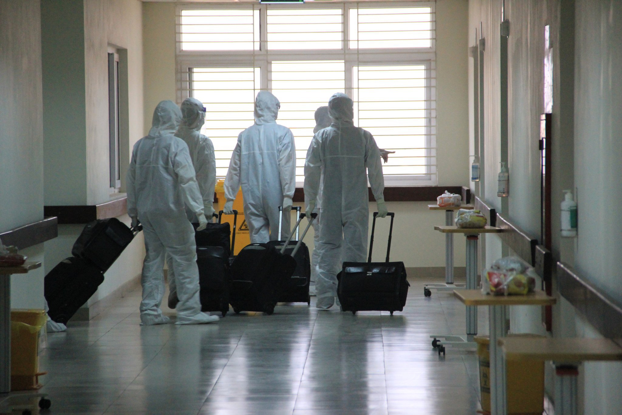15 bệnh nhân sốt cao trên chuyến bay đón công dân từ Guinea Xích đạo về nước - Ảnh 14.