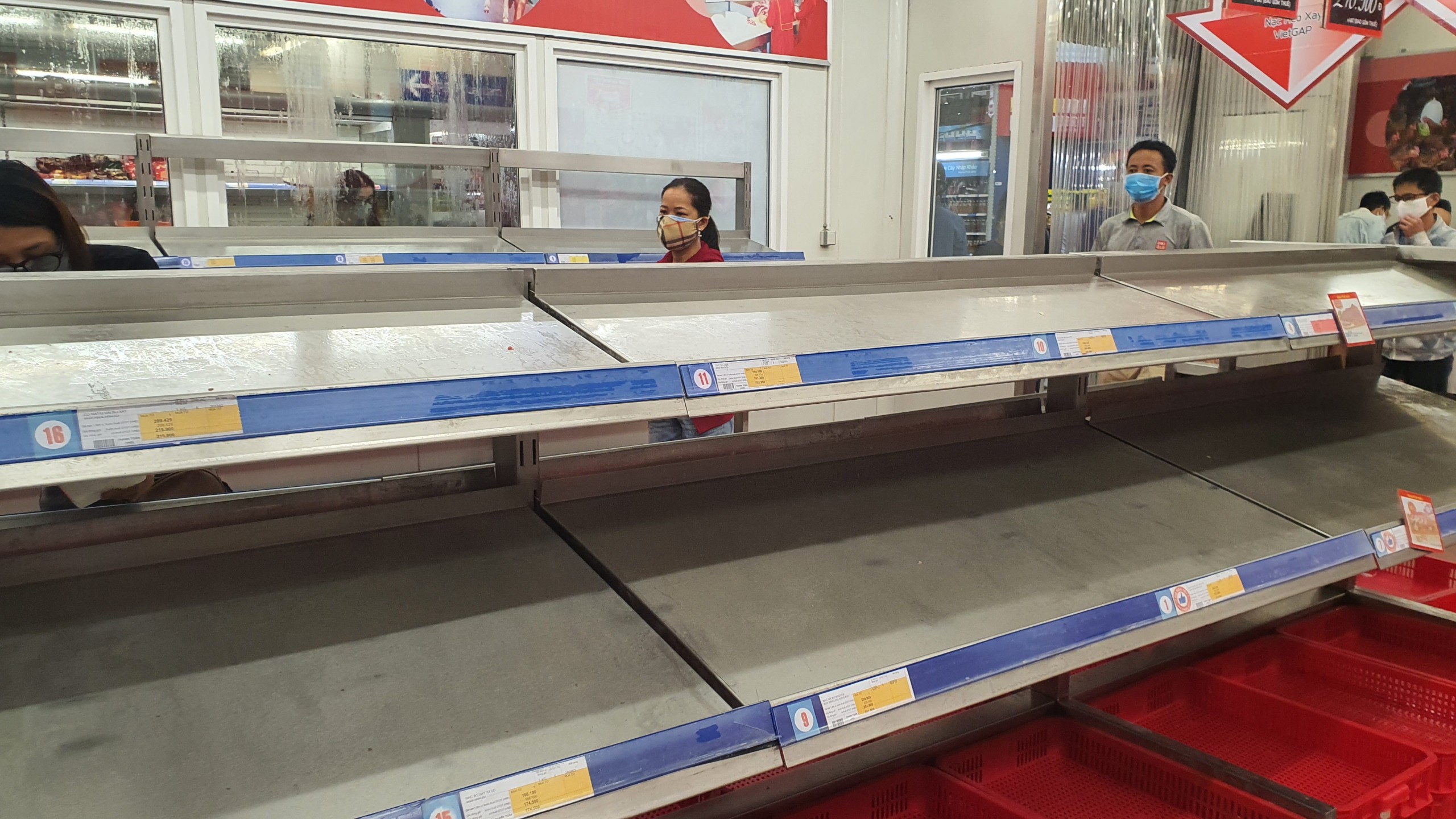 TP.Đà Nẵng: Hàng ngàn người đổ xô mua sắm, sở Công thương đưa ra khuyến cáo - Ảnh 2.