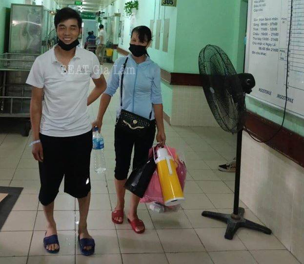 Nam tài xế GrabBike bị cướp đâm 6 nhát ở Hà Nội đã xuất viện - Ảnh 1. Nam tài xế GrabBike bị cướp đâm 6 nhát ở Hà Nội đã xuất viện - Ảnh 1.