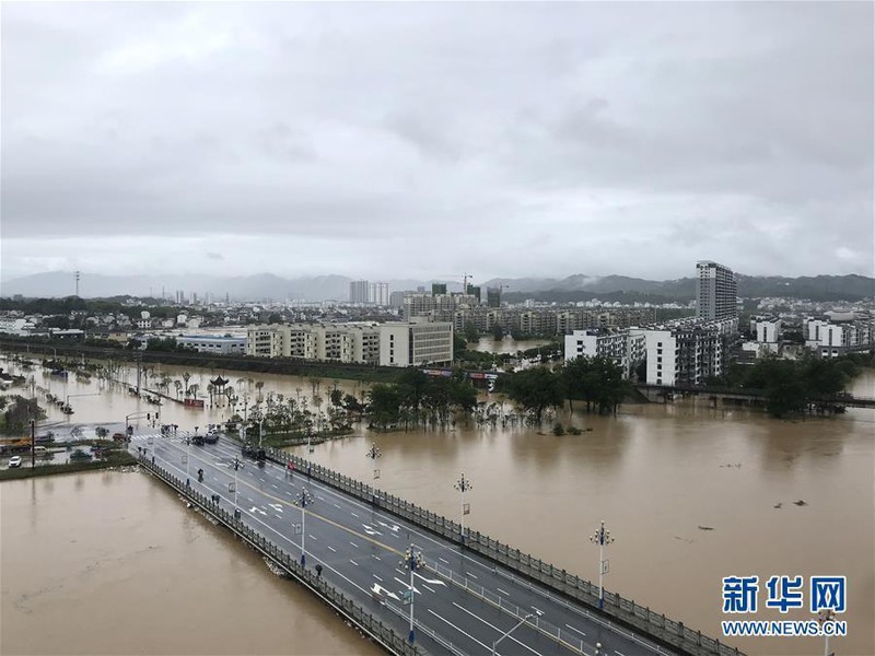 Cảnh báo mưa lũ nghiêm trọng trên nhiều sông lớn ở Trung Quốc - Ảnh 1.