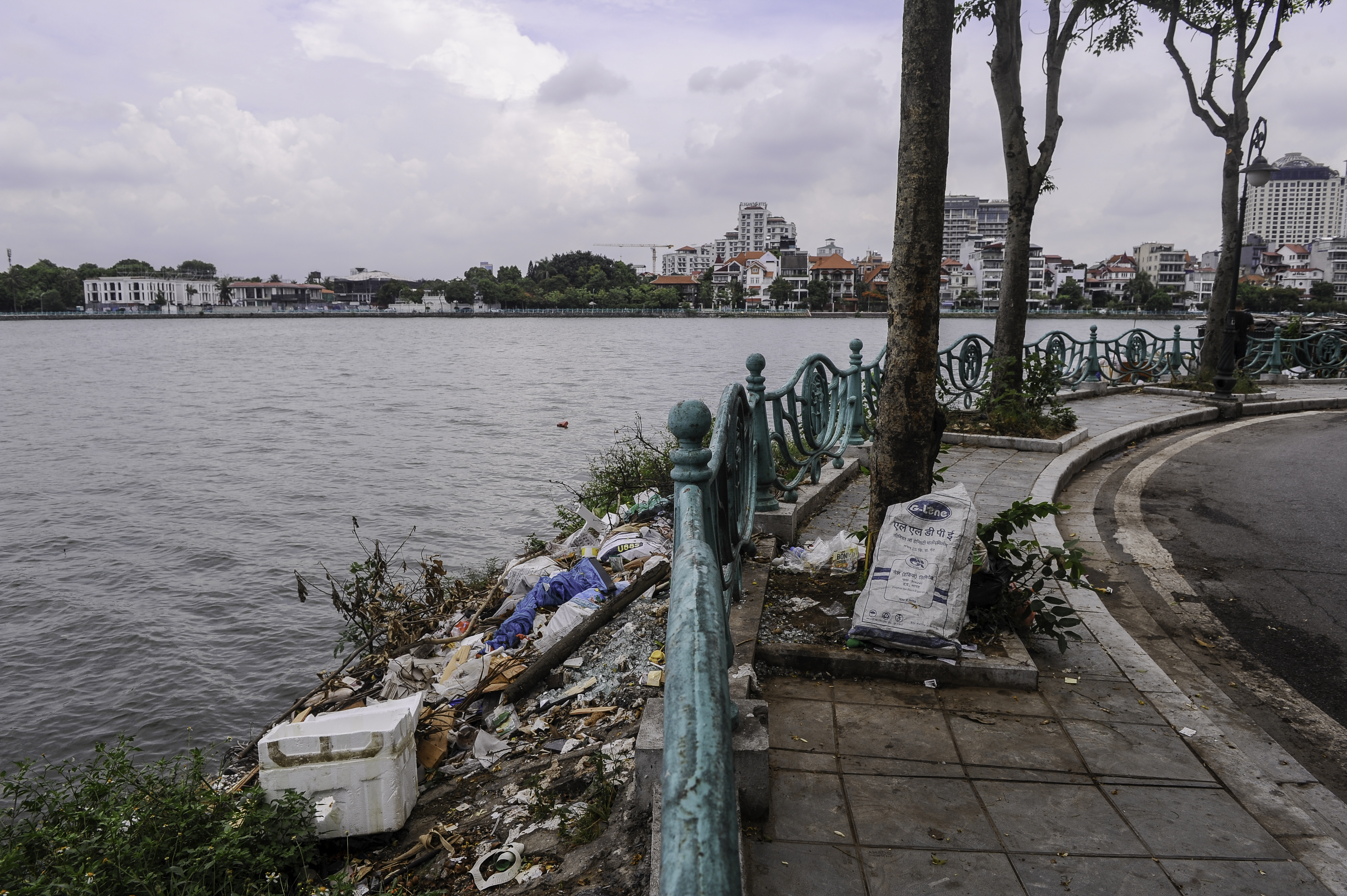 Rác: Hãy cùng khám phá những sáng tạo tuyệt vời từ rác thải thông qua bức ảnh đầy ấn tượng này! Bạn sẽ được trải nghiệm một cách hoàn toàn mới và nhận ra rằng đôi khi những thứ không có giá trị lại có thể biến thành một tác phẩm nghệ thuật đẹp mắt.