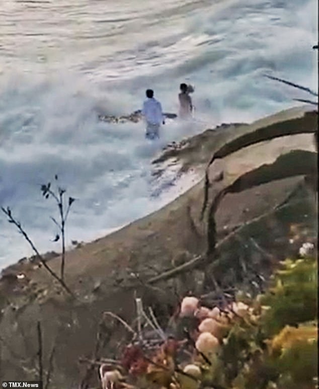Ra bãi biển chụp ảnh cưới, cô dâu chú rể bị sóng cuốn phăng ra biển, khoảnh khắc con sóng lớn ập đến mọi người thót tim - Ảnh 3.
