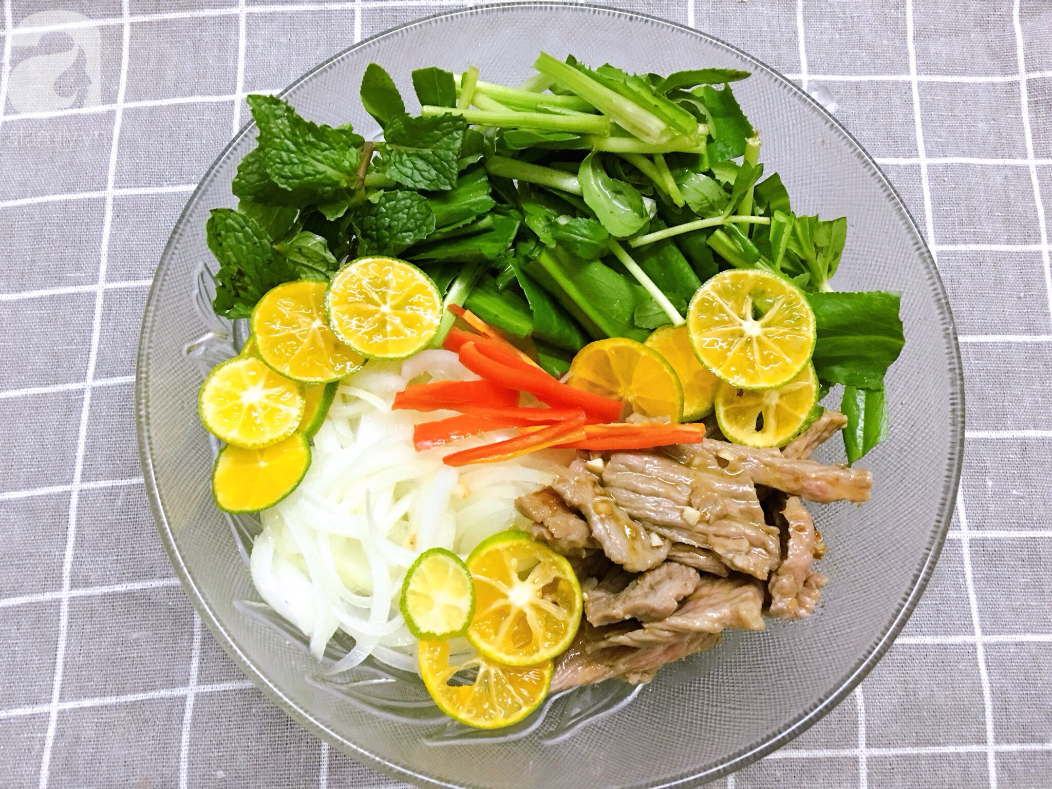 Mỗi lần t&ocirc;i l&agrave;m m&oacute;n nộm thịt b&ograve; n&agrave;y th&igrave; bạn nhậu c&oacute; rủ cỡ n&agrave;o chồng cũng từ chối hết! - Ảnh 4.