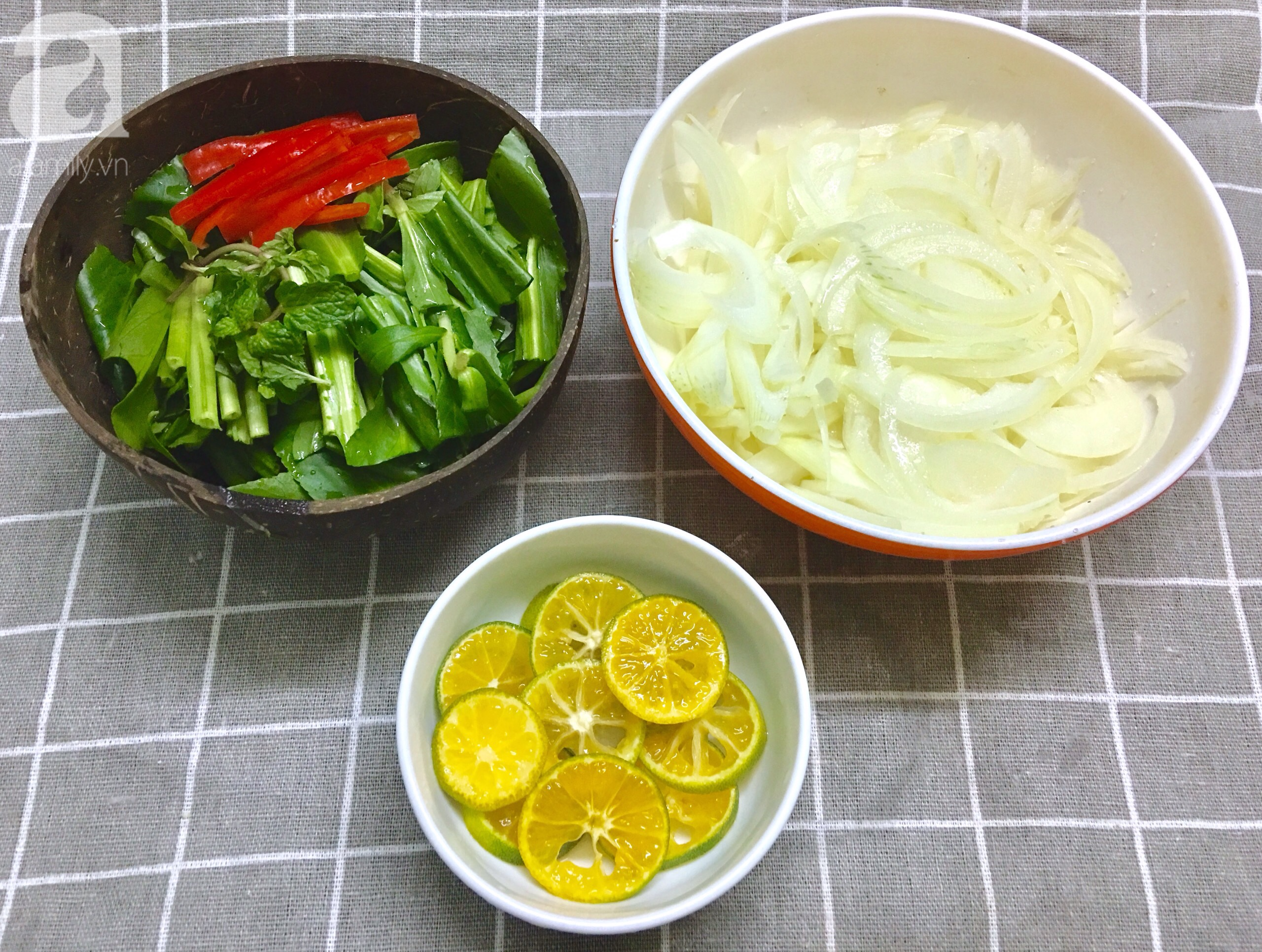 Mỗi lần t&ocirc;i l&agrave;m m&oacute;n nộm thịt b&ograve; n&agrave;y th&igrave; bạn nhậu c&oacute; rủ cỡ n&agrave;o chồng cũng từ chối hết! - Ảnh 2.