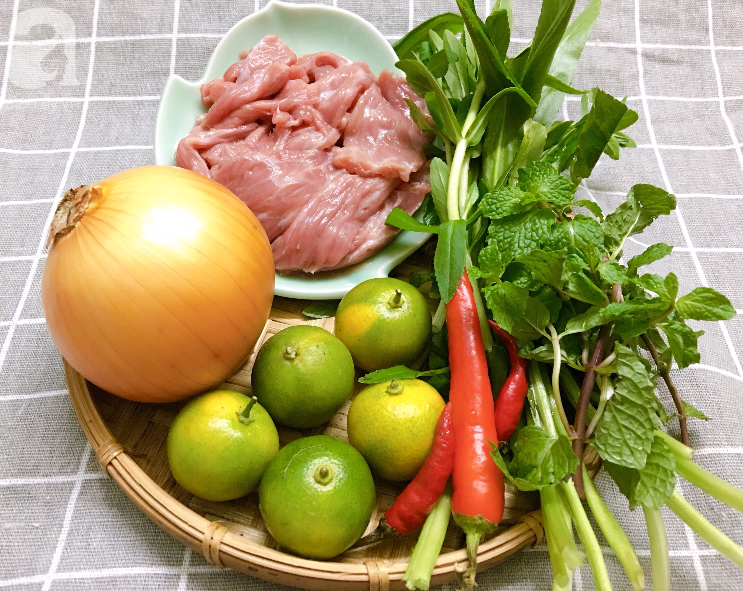 Mỗi lần t&ocirc;i l&agrave;m m&oacute;n nộm thịt b&ograve; n&agrave;y th&igrave; bạn nhậu c&oacute; rủ cỡ n&agrave;o chồng cũng từ chối hết! - Ảnh 1.