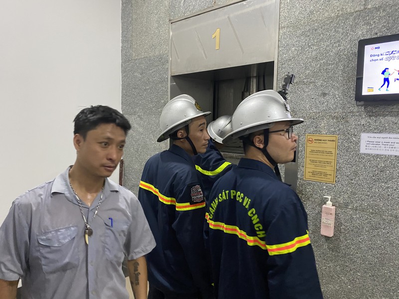 “Hú hồn” 6 người bị kẹt trong thang máy tại Chung cư 71 Nguyễn Chí Thanh - Ảnh 4.