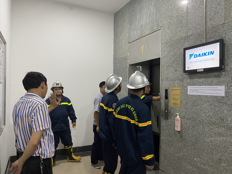 “Hú hồn” 6 người bị kẹt trong thang máy tại Chung cư 71 Nguyễn Chí Thanh - Ảnh 3.