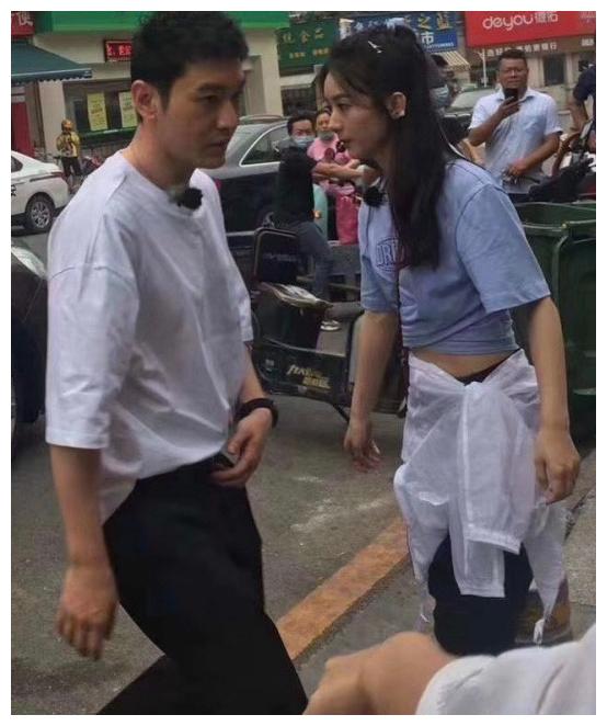 &quot;Nhà hàng Trung Hoa 4&quot;: Triệu Lệ Dĩnh bị vây chặt trên phố, còn cột áo khoe eo trẻ đẹp như gái 18 - Ảnh 2.