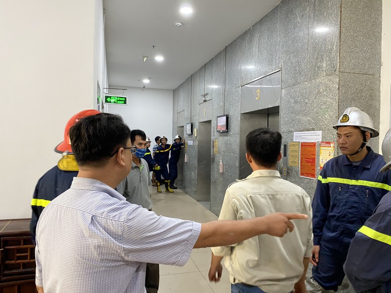 “Hú hồn” 6 người bị kẹt trong thang máy tại Chung cư 71 Nguyễn Chí Thanh - Ảnh 2.