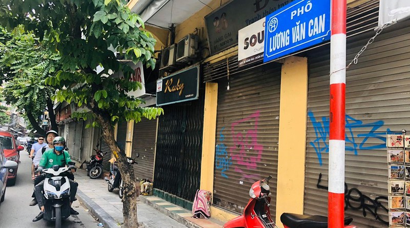 Hàng loạt cửa hàng “cửa đóng, then cài” trên phố cổ Hà Nội vốn sầm uất - Ảnh 1.