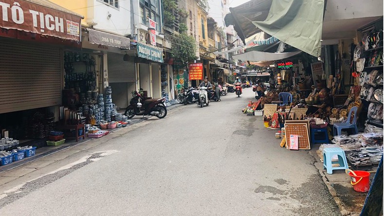 Hàng loạt cửa hàng “cửa đóng, then cài” trên phố cổ Hà Nội vốn sầm uất - Ảnh 7.
