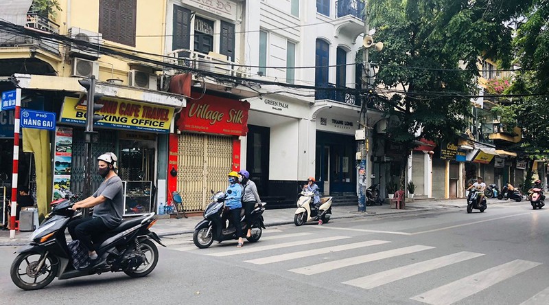 Hàng loạt cửa hàng “cửa đóng, then cài” trên phố cổ Hà Nội vốn sầm uất - Ảnh 3.