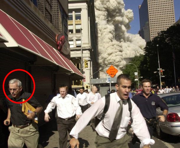 Sau 19 năm, người đàn ông trong bức ảnh nổi tiếng thoát khỏi tử thần chỉ trong gang tấc tại thảm kịch 11/9, phải đón nhận cái kết đau lòng - Ảnh 1.
