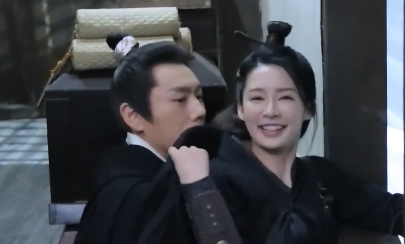 B&oacute;c trần hậu trường "C&acirc;̉m Tú Nam Ca": Lý Th&acirc;́m dùng v&aacute;ch ngăn khi quay cảnh th&acirc;n m&acirc;̣t - Ảnh 4.