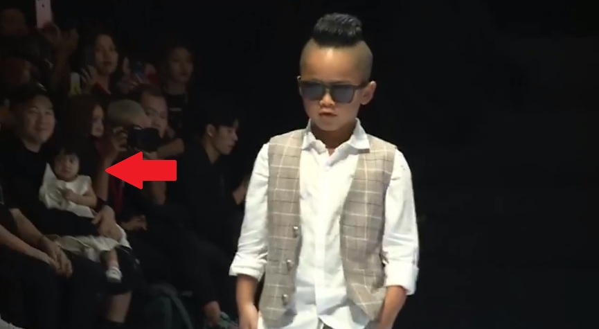 Đỗ Mạnh Cường bế con gái thứ 2 MyMy, cười mãn nguyện khi thấy con trai Nhím catwalk cực ngầu trên sân khấu VJFW 2020 - Ảnh 1. Đỗ Mạnh Cường bế con gái thứ 2 MyMy, cười mãn nguyện khi thấy con trai Nhím catwalk cực ngầu trên sân khấu VJFW 2020 - Ảnh 1.