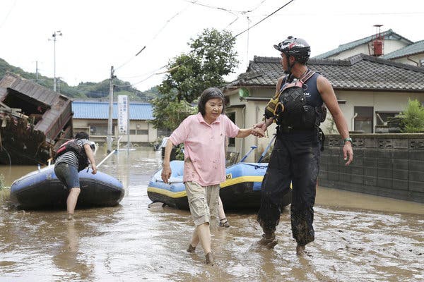 Chùm ảnh lũ lụt nhấn chìm viện dưỡng lão, nuốt chửng nhà dân khiến ít nhất 20 người thiệt mạng ở Nhật Bản - Ảnh 15.