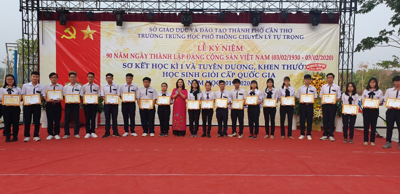 Tuyển sinh vào 10 ở Cần Thơ: Bốn ngôi trường duy nhất có lớp hệ tiếng Pháp, phụ huynh chen chân đăng ký cho con để thuận tiện du học trong tương lai - Ảnh 1.