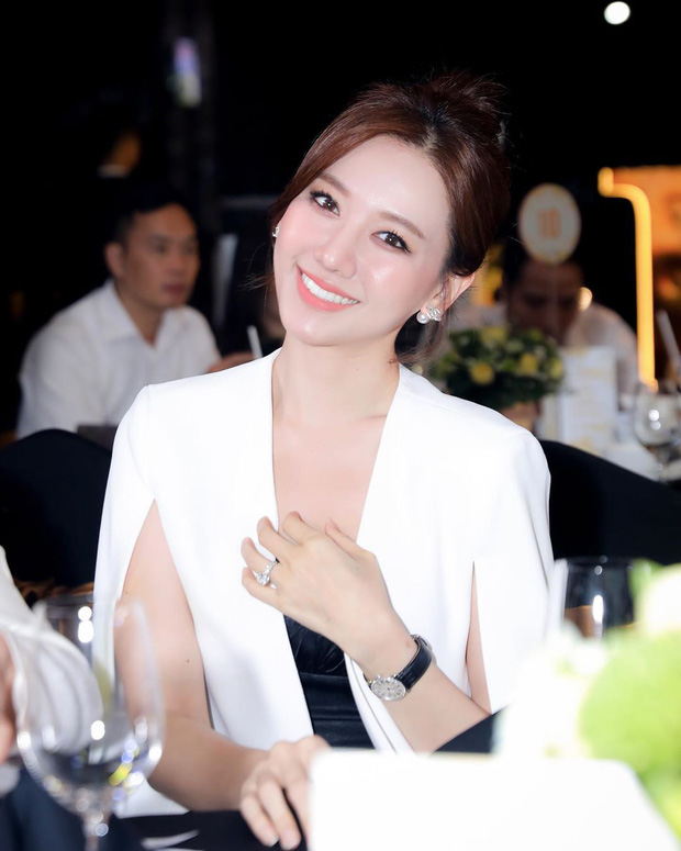 Diện “combo” vén tóc mái, kẻ mắt đậm, Hari Won được khen sang nhưng cũng bị chê “già đanh” không ít - Ảnh 2. Diện “combo” vén tóc mái, kẻ mắt đậm, Hari Won được khen sang nhưng cũng bị chê “già đanh” không ít - Ảnh 2.