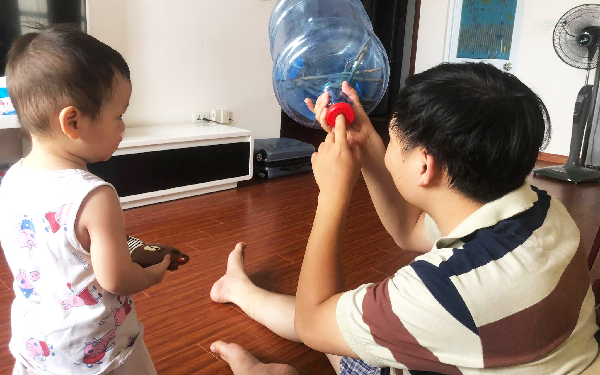 Bị mẹ phạt vì trông con không cẩn thận, bố đang miệt mài chuộc lỗi ai ngờ bị con trai ''bán đứng'' từ lúc nào