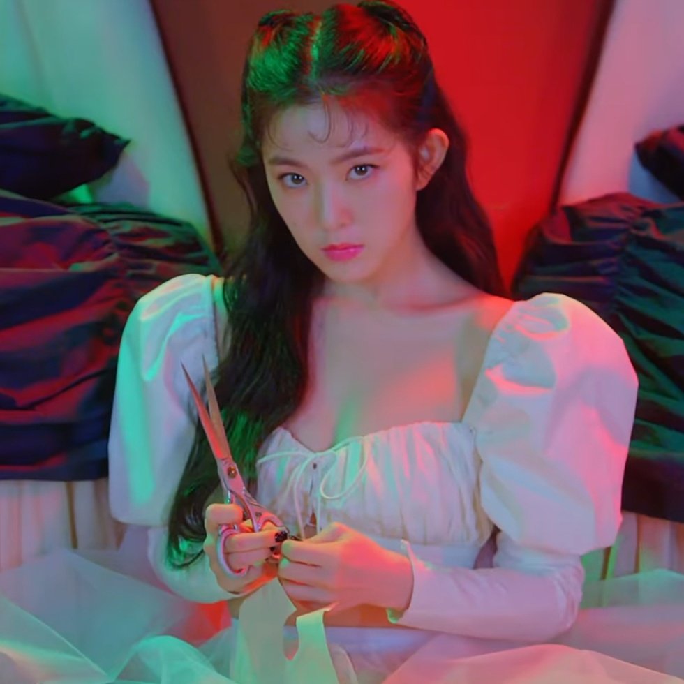 Không nhận ra Irene trong MV mới: Sắc sảo và sexy tột bậc, khác hẳn style ngọt ngào mọi khi - Ảnh 4.
