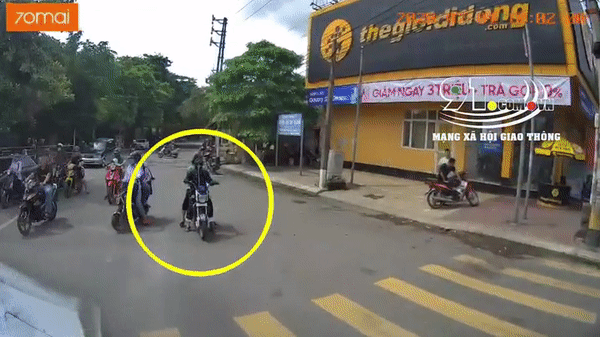 Dừng đèn đỏ vào làn ngược chiều, "ninja" xe điện còn lớn tiếng chửi bới tài xế và cái kết "bẽ mặt" trước nhiều người - Ảnh 2. Dừng đèn đỏ vào làn ngược chiều, "ninja" xe điện còn lớn tiếng chửi bới tài xế và cái kết "bẽ mặt" trước nhiều người - Ảnh 2.