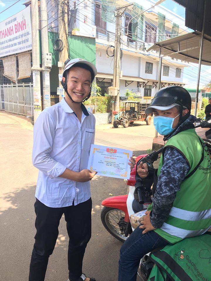 Lần đầu được &quot;Học sinh tiên tiến&quot;, nam sinh sướng quá đem khoe cả thế giới nhưng khổ nhất là nhân vật này, đang lơ tự dưng bị lên hình - Ảnh 15.