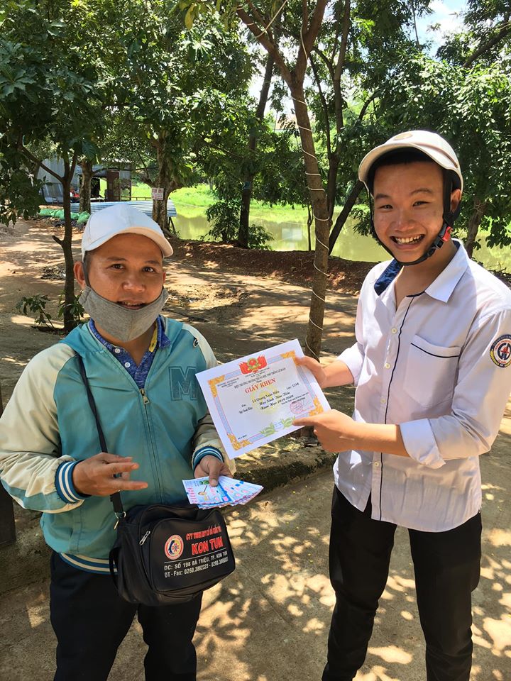 Lần đầu được &quot;Học sinh tiên tiến&quot;, nam sinh sướng quá đem khoe cả thế giới nhưng khổ nhất là nhân vật này, đang lơ tự dưng bị lên hình - Ảnh 9.