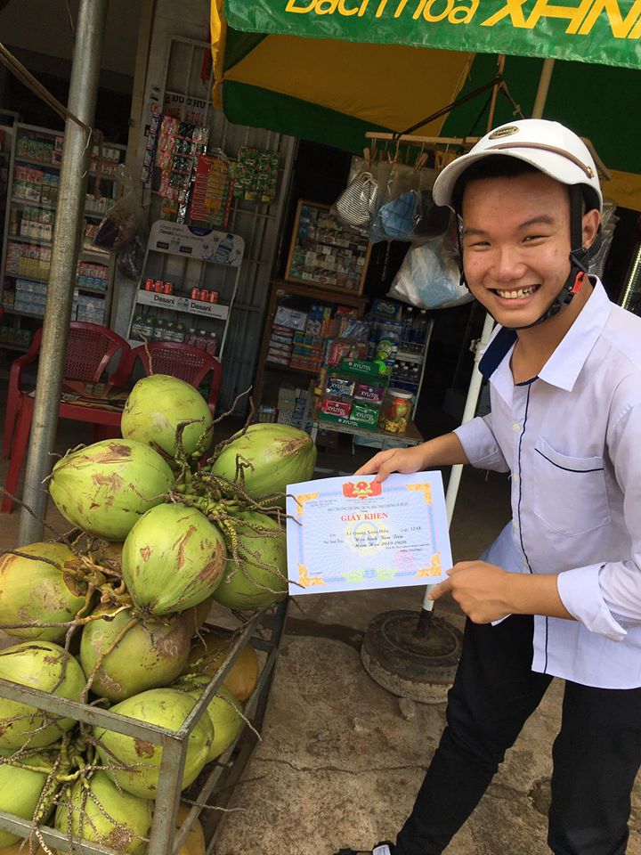 Lần đầu được &quot;Học sinh tiên tiến&quot;, nam sinh sướng quá đem khoe cả thế giới nhưng khổ nhất là nhân vật này, đang lơ tự dưng bị lên hình - Ảnh 4.