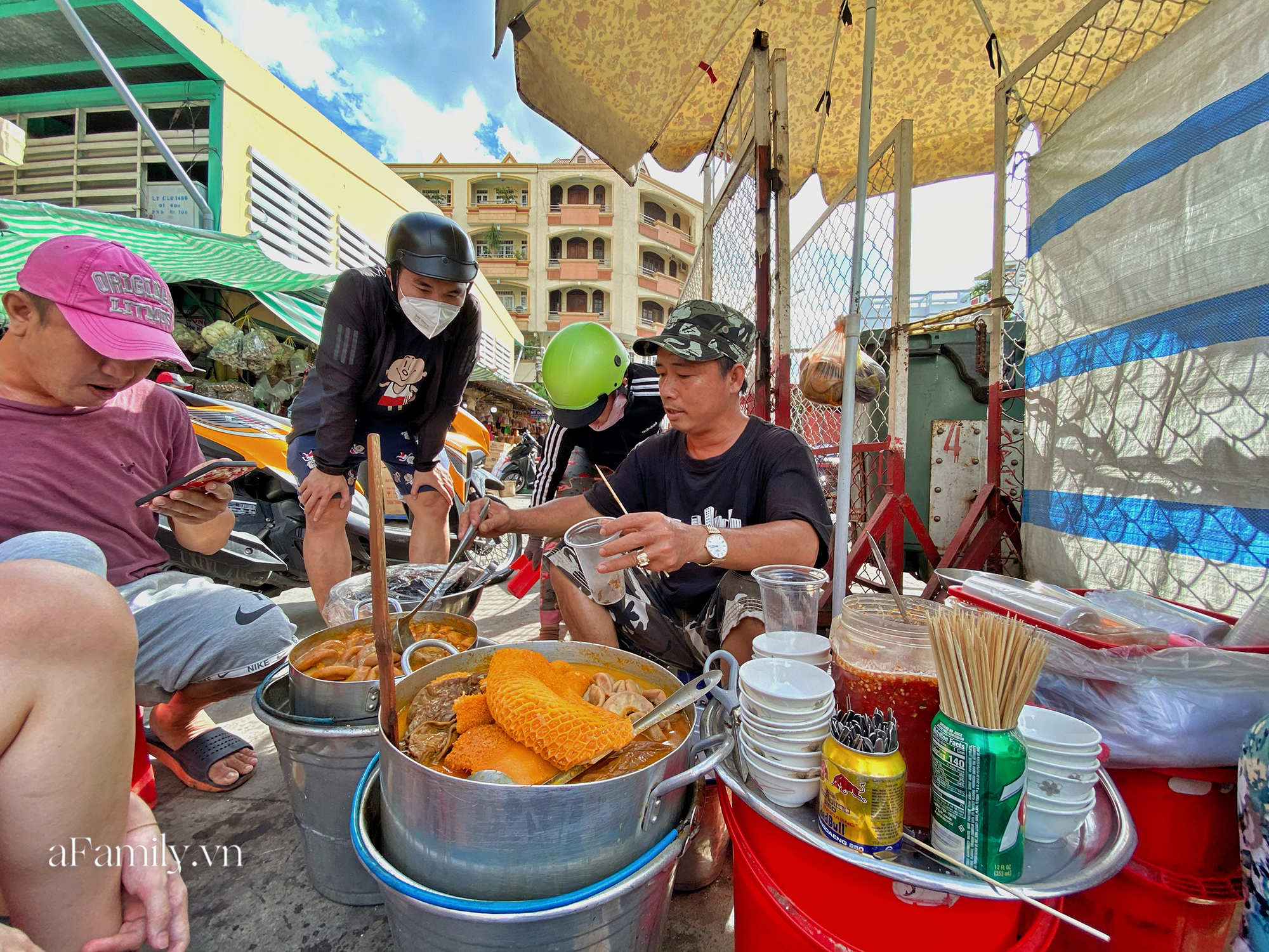 Hàng phá lấu 30 năm tuổi nổi tiếng đắt nhất Sài Gòn ở khu chợ Lớn quận 5 nay đã vượt mốc hơn nửa triệu/kg, vẫn độc quyền mùi vị và khách tứ phương đều tìm tới ăn - Ảnh 2.