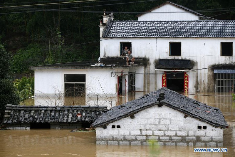 Mưa lũ nghiêm trọng, nhiều nơi ở Trung Quốc nâng mức báo động khẩn cấp - Ảnh 1.