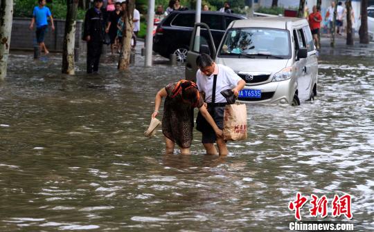 Cuộc sống lao đao của người dân Vũ Hán nửa đầu năm 2020: Dịch bệnh nguôi ngoai không bao lâu đã phải oằn mình chống lũ - Ảnh 9.