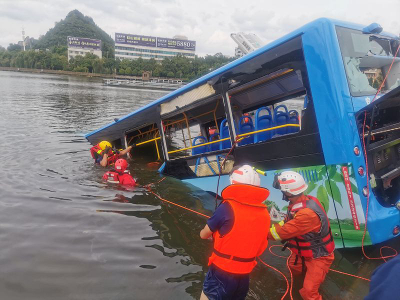 Trung Quốc nâng mức cảnh báo mưa bão - Ảnh 2.