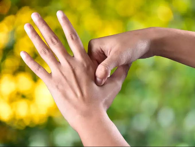 Si&ecirc;ng bấm 3 huyệt vị n&agrave;y mỗi ng&agrave;y, cơ thể sẽ tự nhi&ecirc;n tr&agrave;n trề sinh lực, phổi v&agrave; hệ miễn dịch cũng dần &ldquo;khỏe như v&acirc;m&rdquo; m&agrave; kh&ocirc;ng cần thuốc bổ - Ảnh 1.