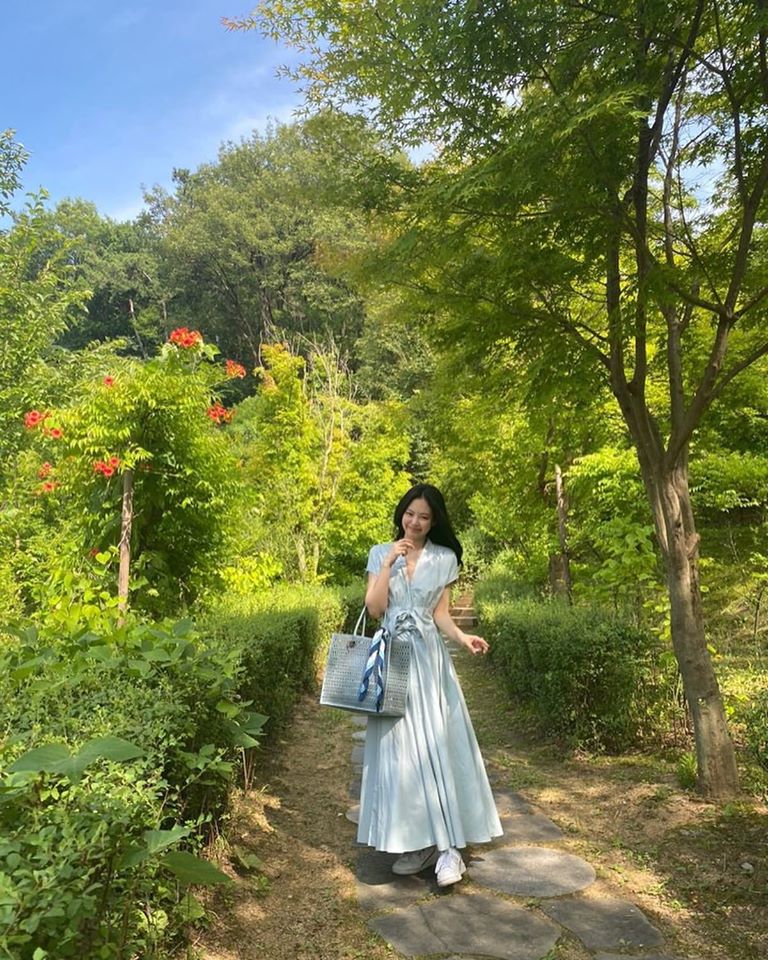 Jennie ở Hàn ăn mặc kín đáo sang Mỹ diện váy body tóc cam  2sao