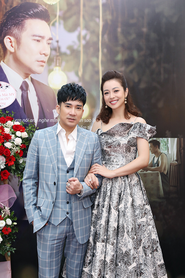 Lâu lắm mới tái xuất, Hoa hậu Jennifer Phạm khoe sắc vóc vạn người mê trong họp báo ra mắt MV của Quang Hà - Ảnh 4.