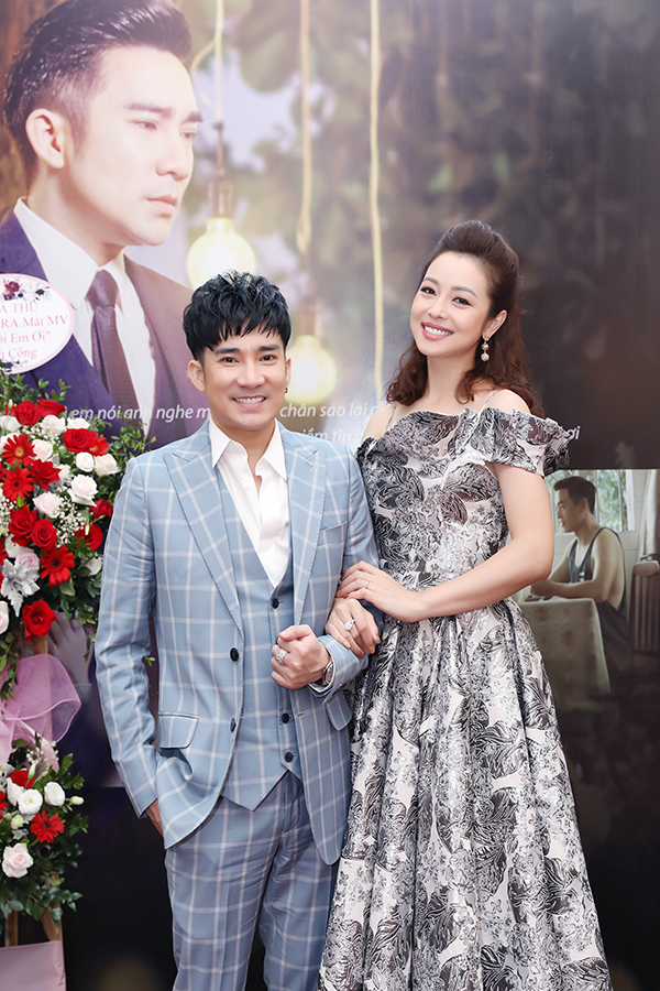 Lâu lắm mới tái xuất, Hoa hậu Jennifer Phạm khoe sắc vóc vạn người mê trong họp báo ra mắt MV của Quang Hà - Ảnh 3.