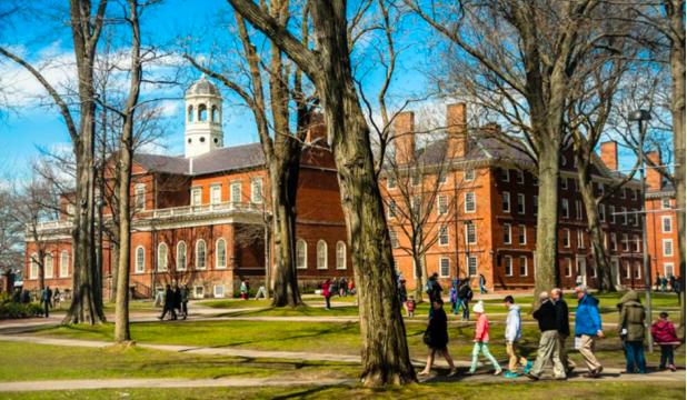 ĐH Harvard và MIT kiện sắc lệnh cấm sinh viên nước ngoài của chính quyền Trump - Ảnh 1.