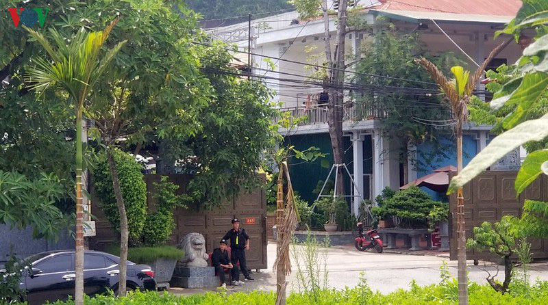 Triệt phá kho hàng lậu khủng ở Lào Cai: Hàng xóm sững sờ - Ảnh 1.