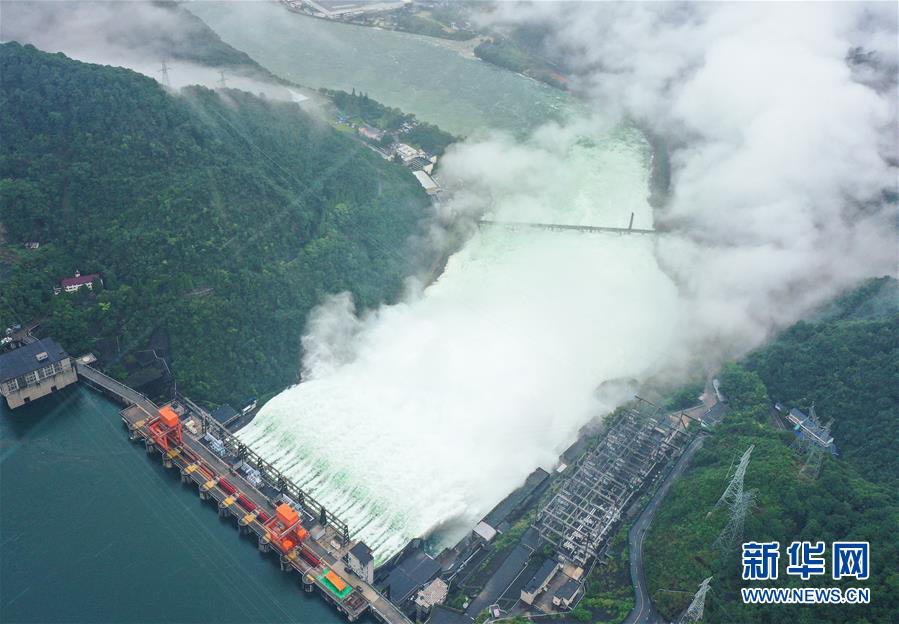 Hồ thủy điện lớn nhất miền Đông Trung Quốc mở 9 đập tràn xả lũ - Ảnh 2.
